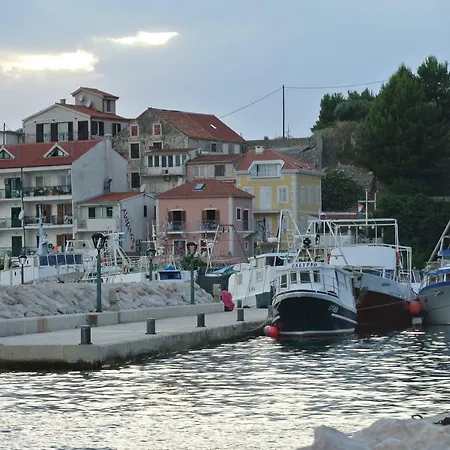 Stella Anna بودغورا